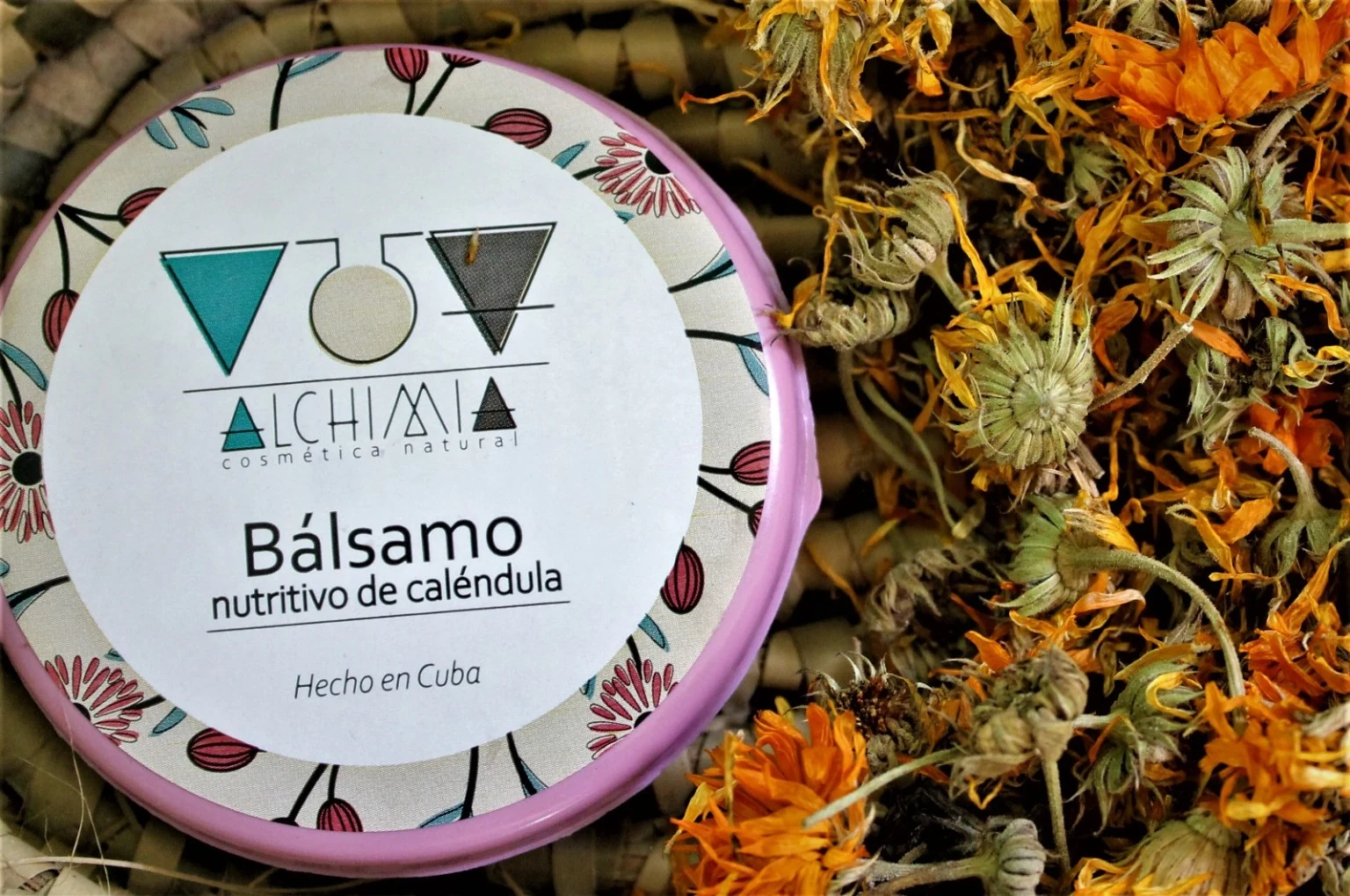 Bálsamo nutritivo de caléndula Alchimia junto a flores secas de caléndula
